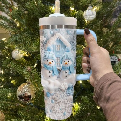 frosty-snowman-friend-christmas-custom-stanley-quencher-40oz-stainless-steel-tumbler-with-handle-3vrlb.jpg